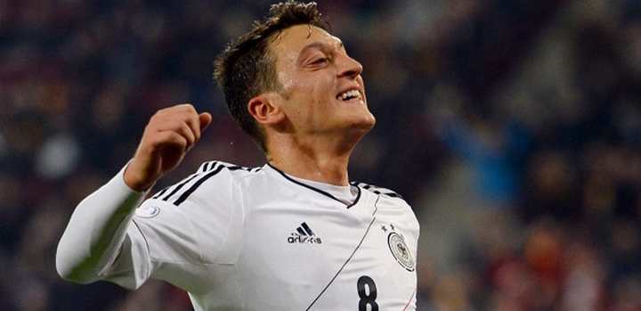 Mesut Özil formayı Platini'ye vermiş