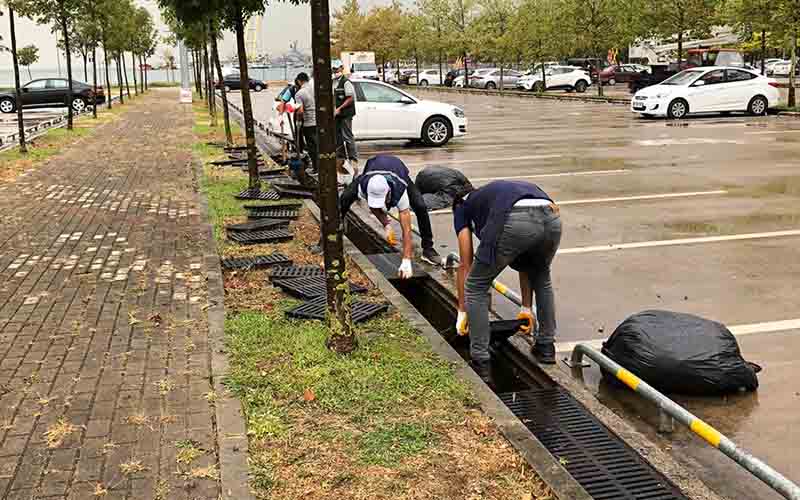 Büyükşehir ekipleri yağışa karşı mücadele ediyor