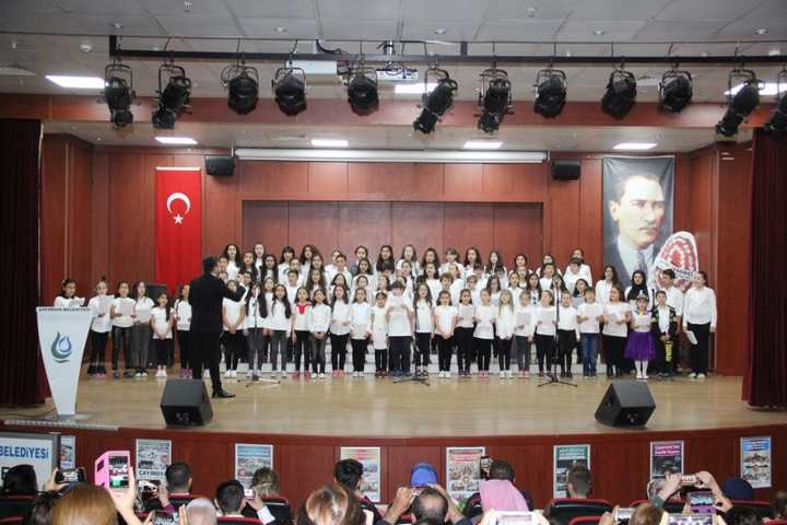 Çayırova Belediyesi Atatürk Mahallesi Bilgievi Öğrencilerinden Anneler Gününe Özel Program