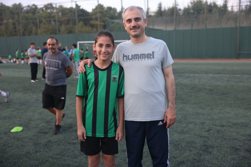 Çiftçi, minik sporcular ve aileleriyle birlikte spor yaptı