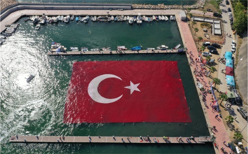  Dev Türk bayrağı Darıca’da açıldı