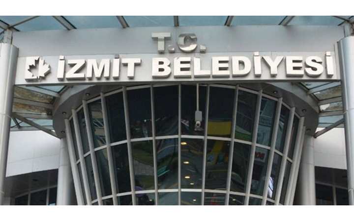 İzmit Belediyesinde bayrak değişimi