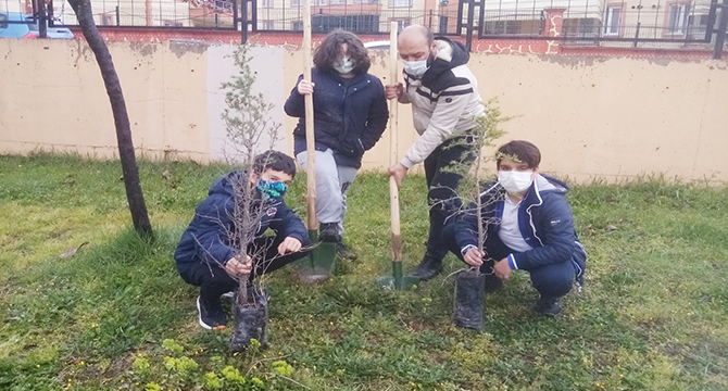 “Önem “ Projesi kapsamında öğrenciler ağaç dikti