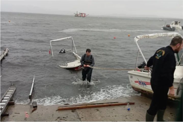 Batan tekneler kıyıya çıkarıldı!