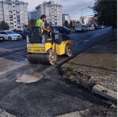 Çayırova’da bozulan yolları onarıyor