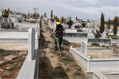 MEZARLIKLARDA BAKIM ÇALIŞMASI