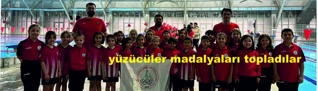 yüzücüler madalyaları topladılar